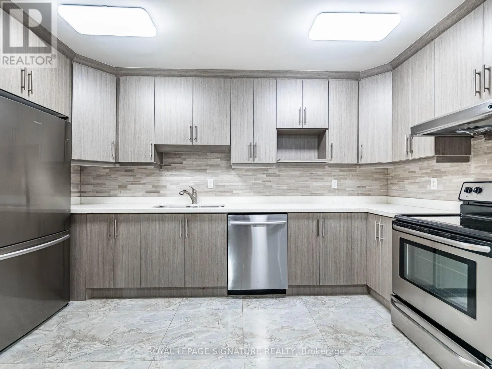 113 - 370 DIXON ROAD