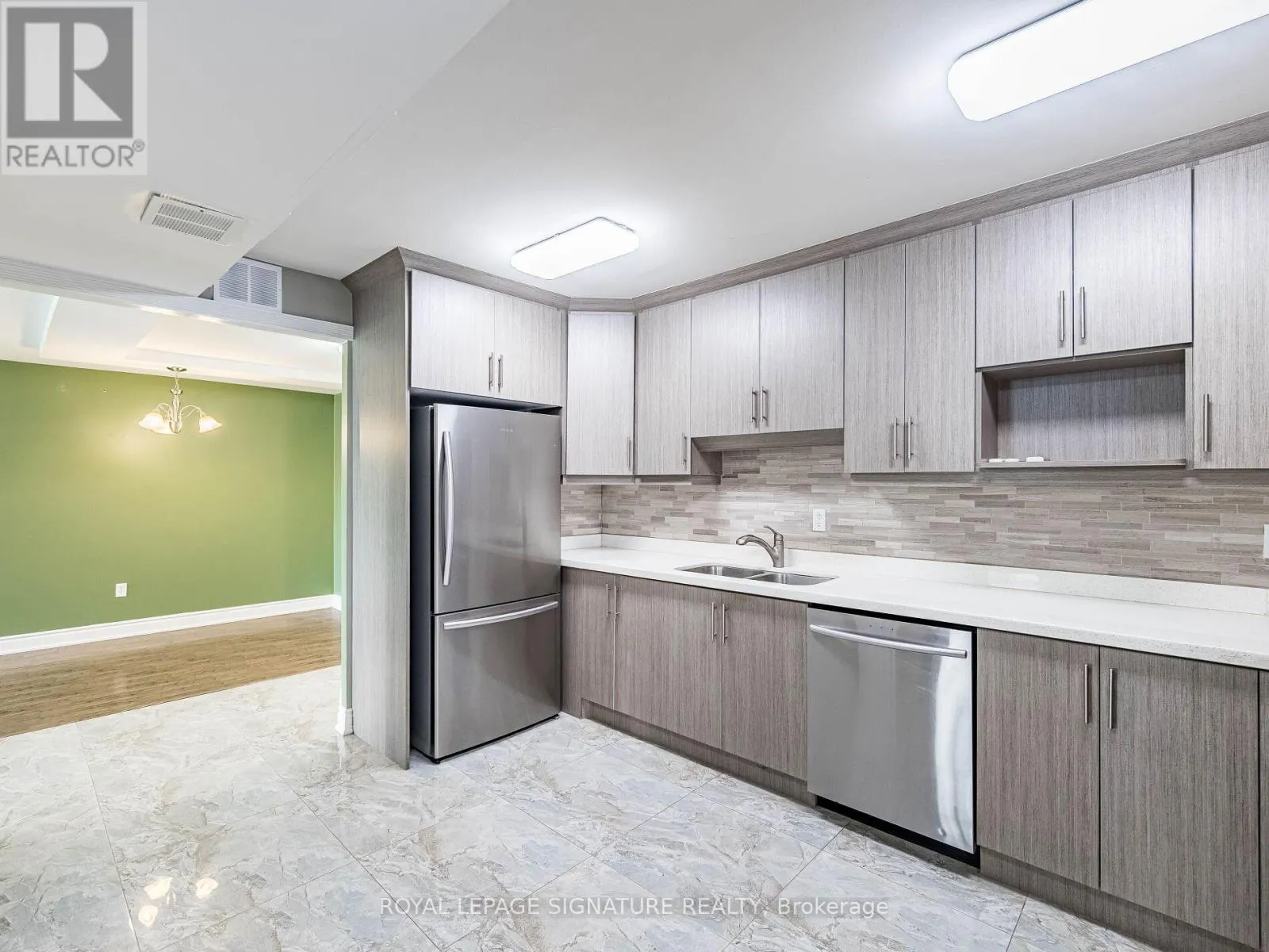 113 - 370 DIXON ROAD