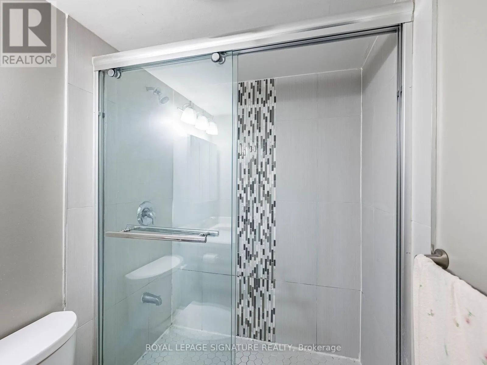 113 - 370 DIXON ROAD