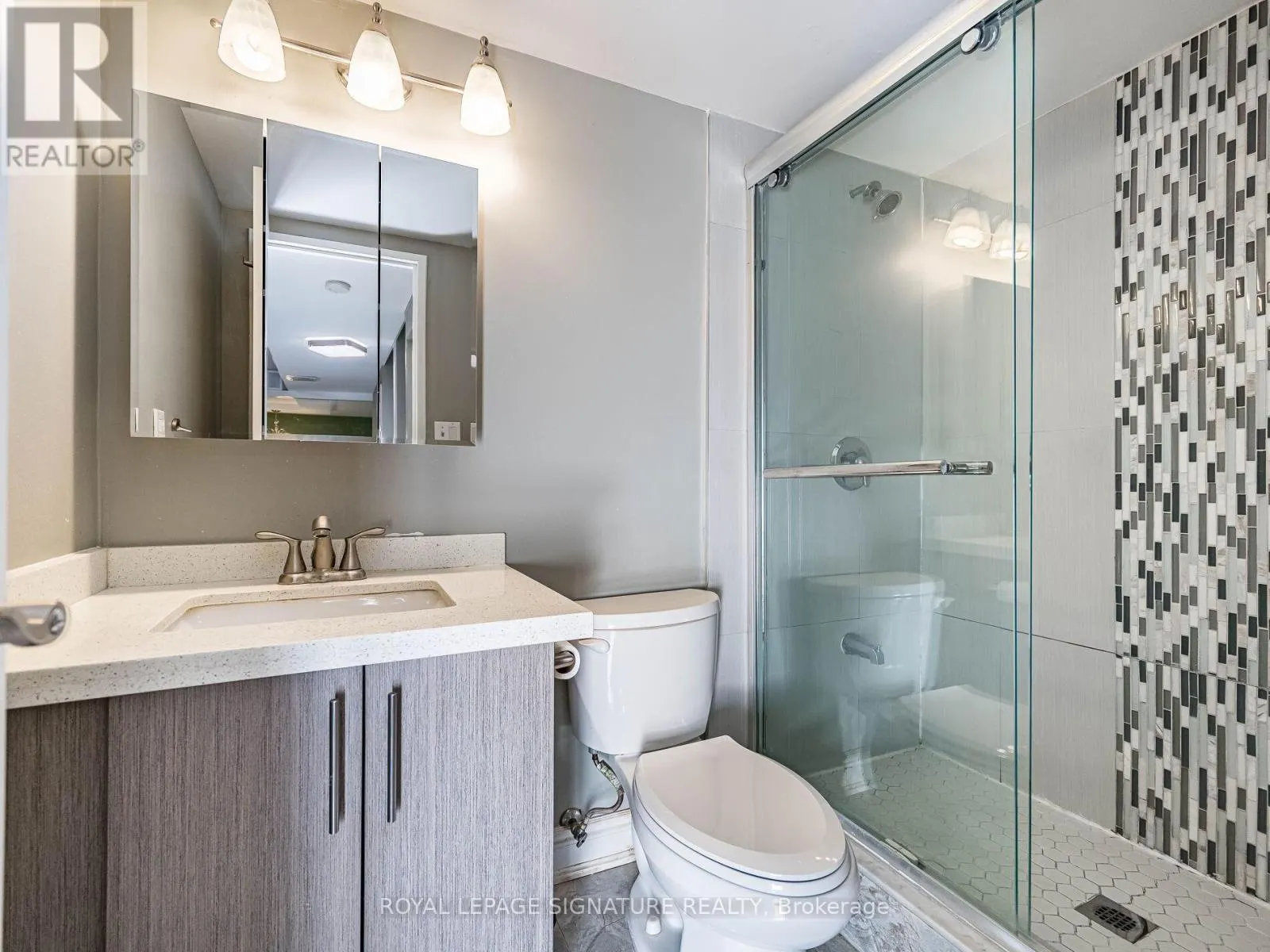 113 - 370 DIXON ROAD