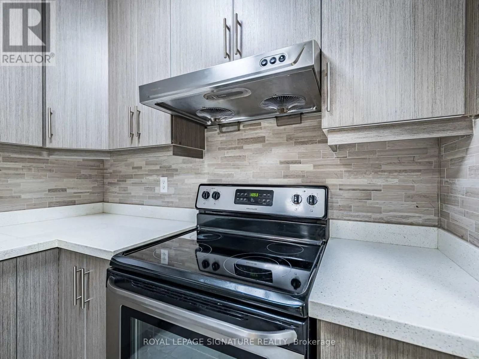 113 - 370 DIXON ROAD