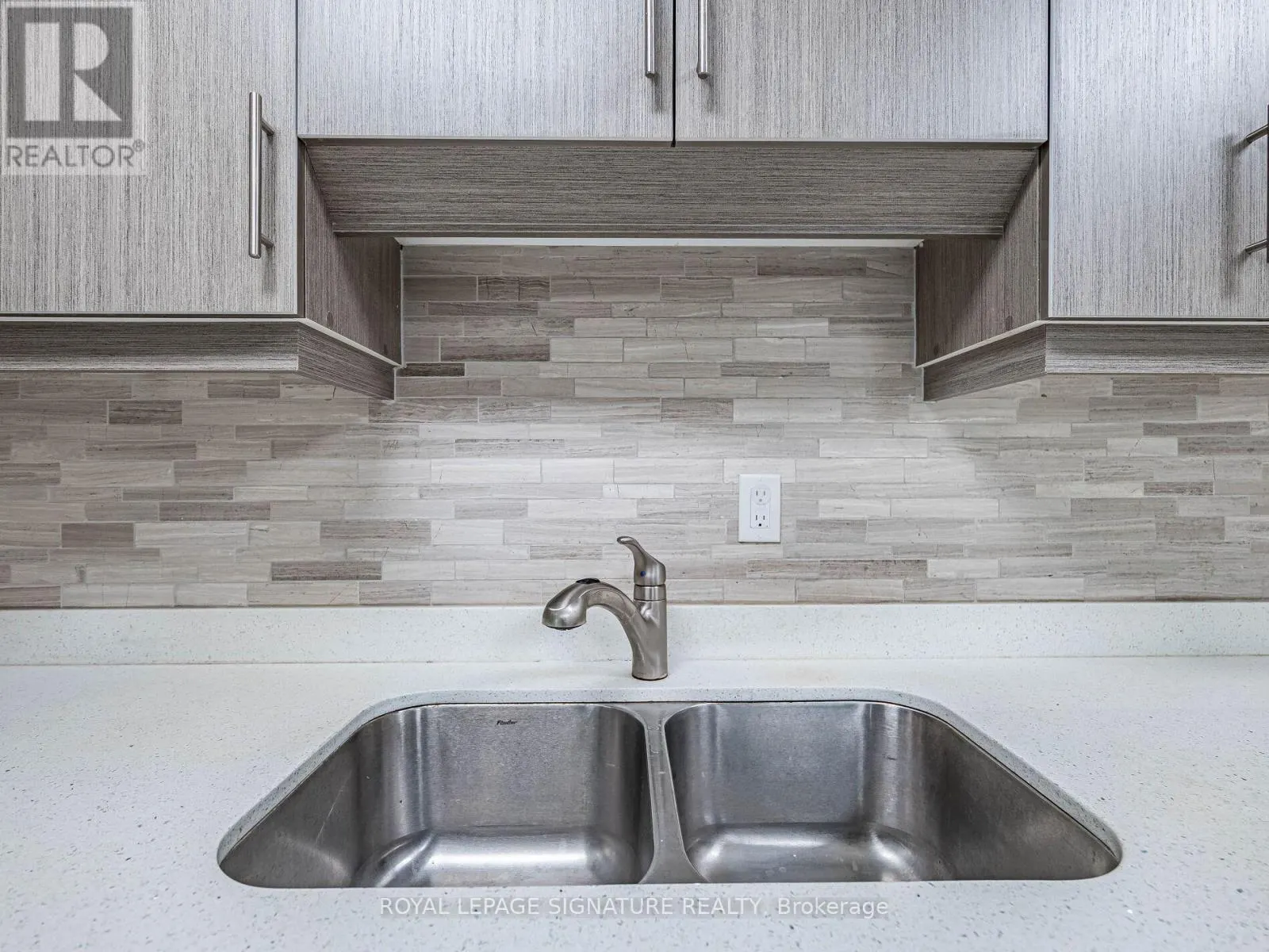 113 - 370 DIXON ROAD