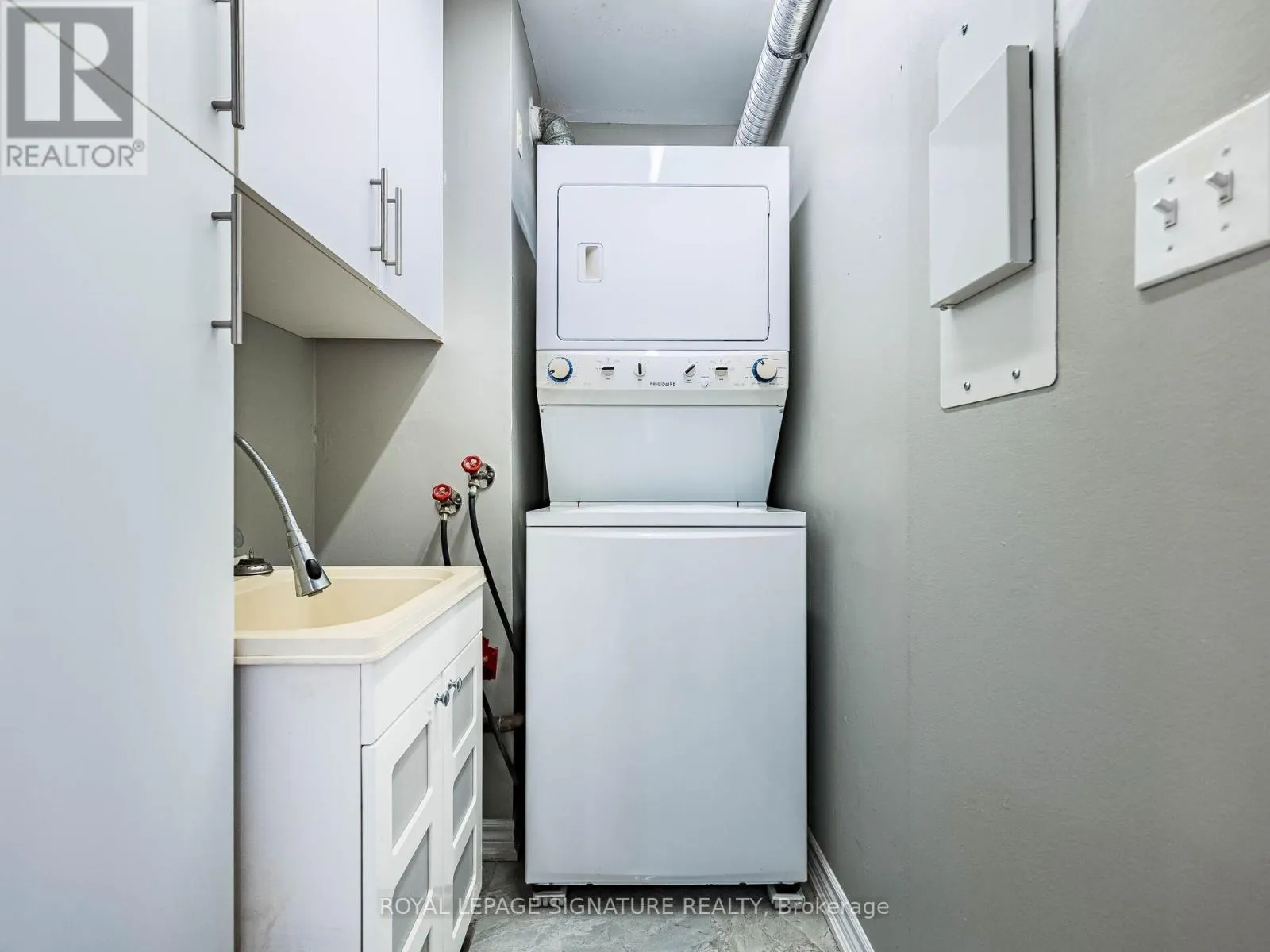 113 - 370 DIXON ROAD