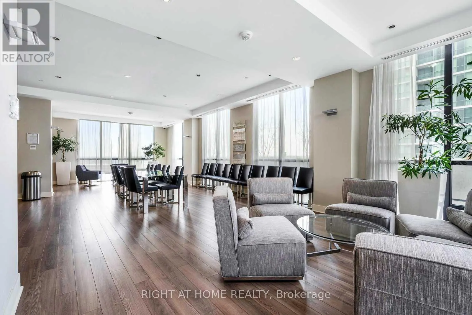 909 - 3975 GRAND PARK DRIVE