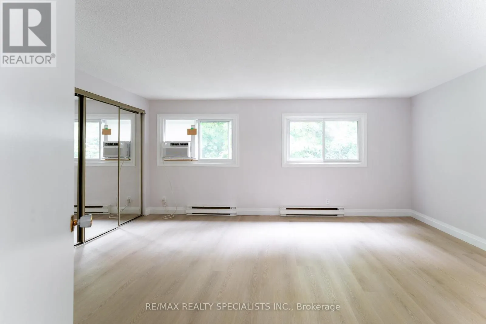 165 - 2050 UPPER MIDDLE ROAD