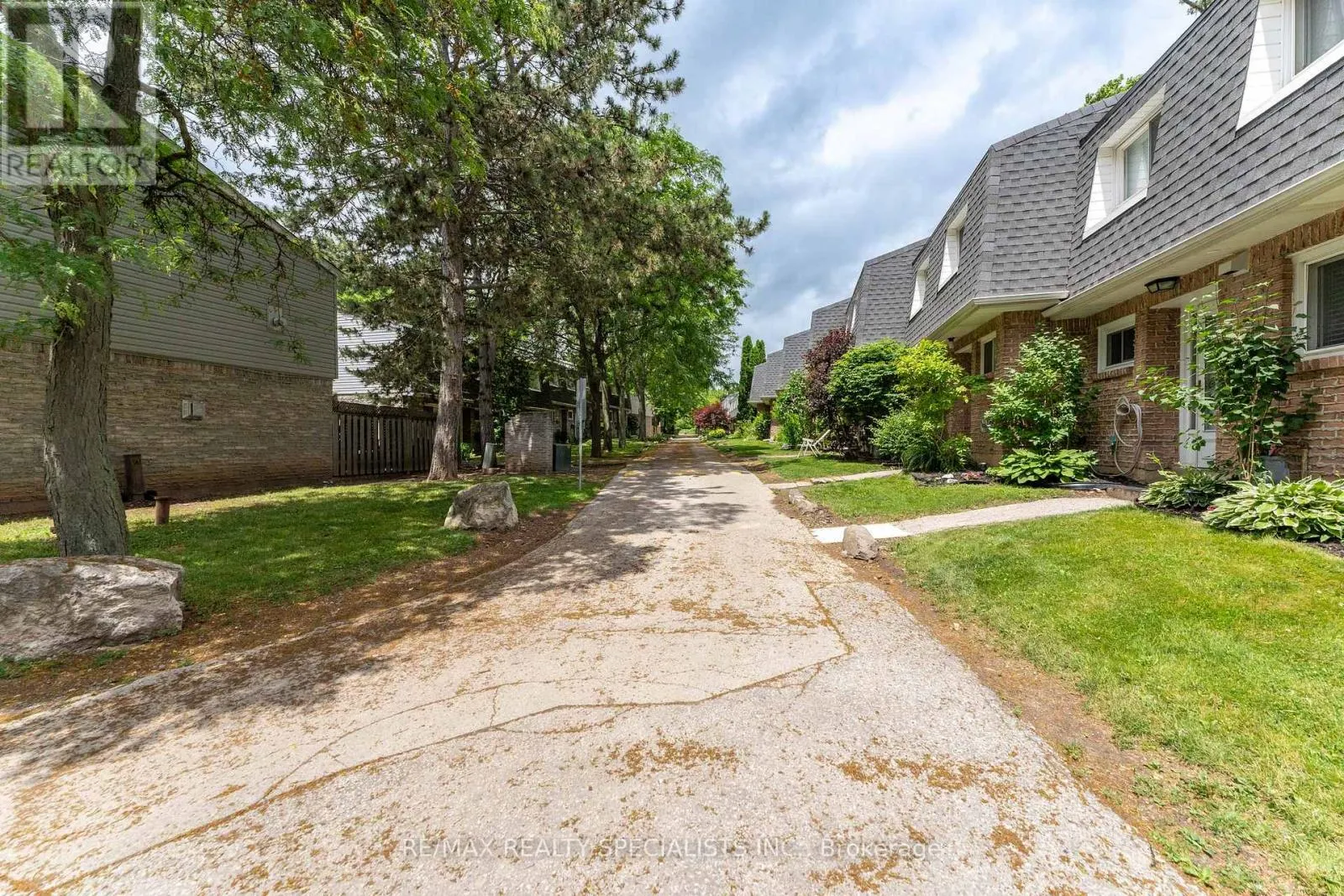 165 - 2050 UPPER MIDDLE ROAD