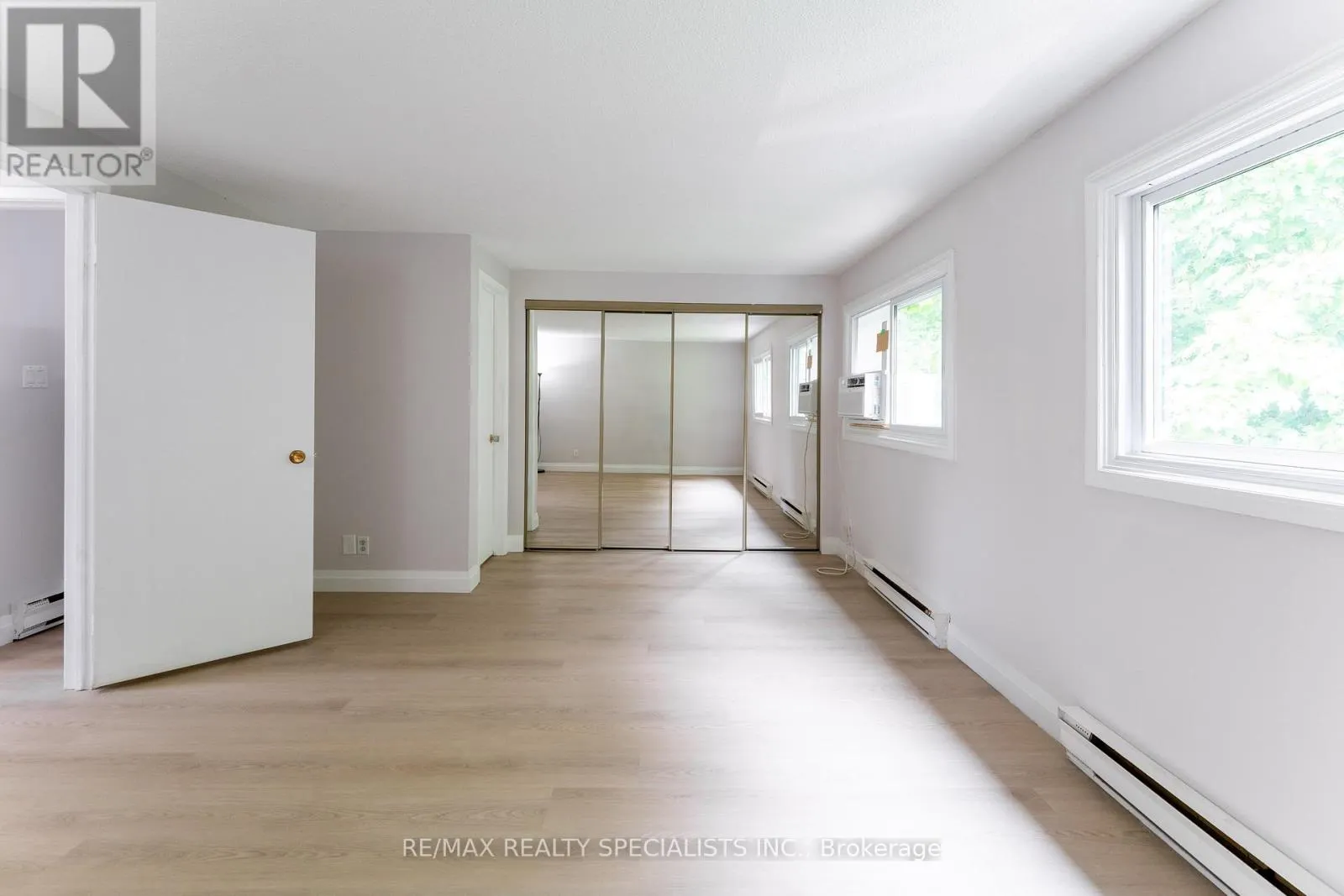 165 - 2050 UPPER MIDDLE ROAD