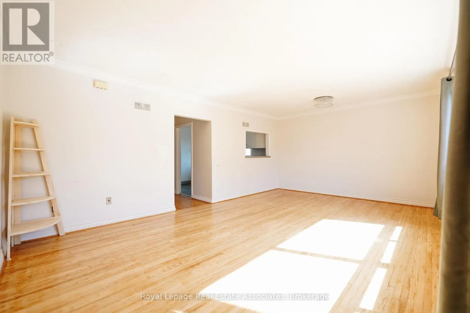 UPPER - 9 MISSISSAUGA ROAD N