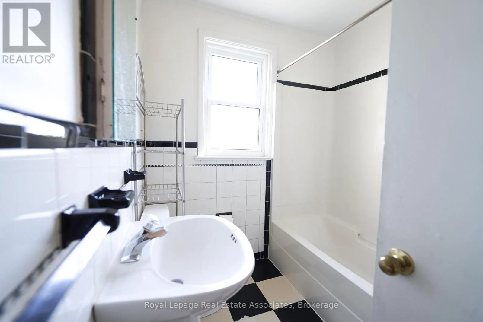 UPPER - 9 MISSISSAUGA ROAD N