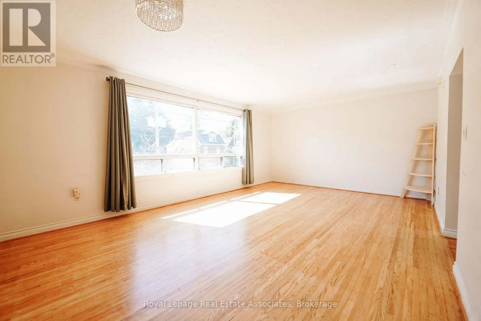 UPPER - 9 MISSISSAUGA ROAD N