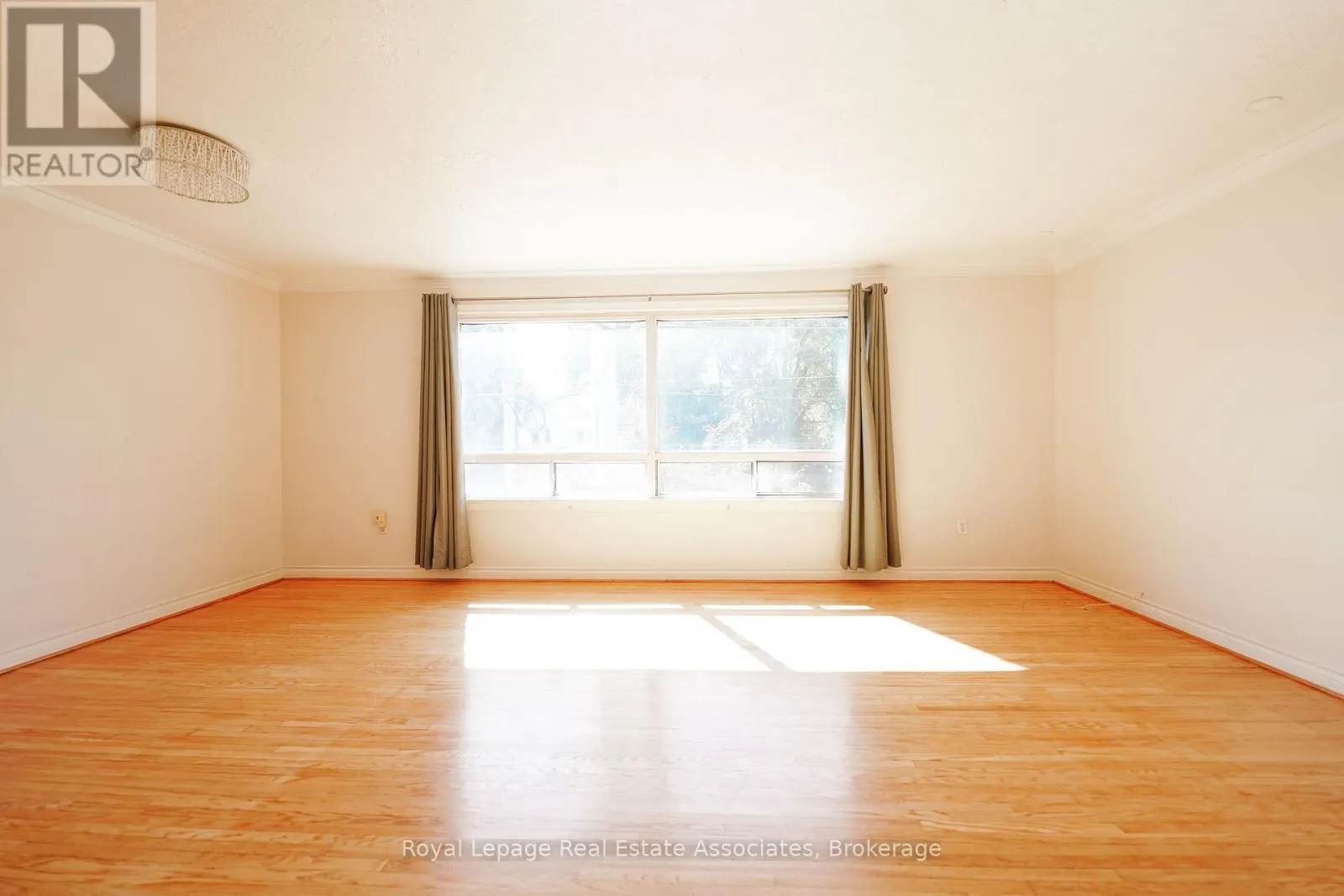 UPPER - 9 MISSISSAUGA ROAD N