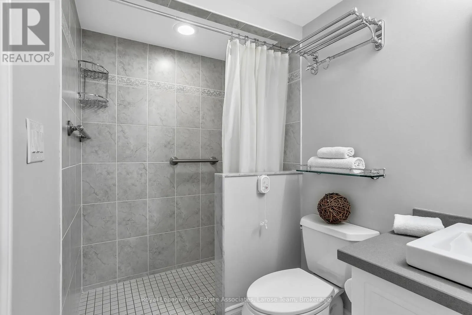 1707 - 3 MARINE PARADE DRIVE