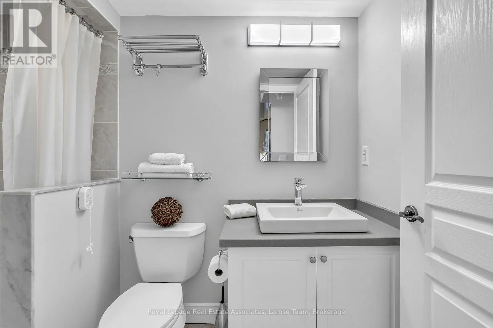 1707 - 3 MARINE PARADE DRIVE