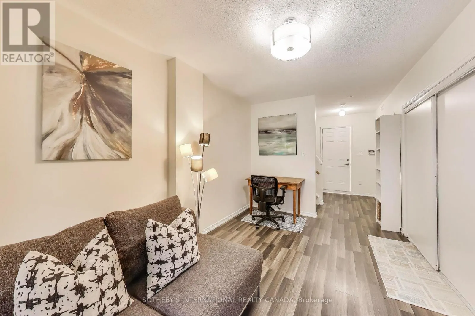 17 - 435 HENSALL CIRCLE