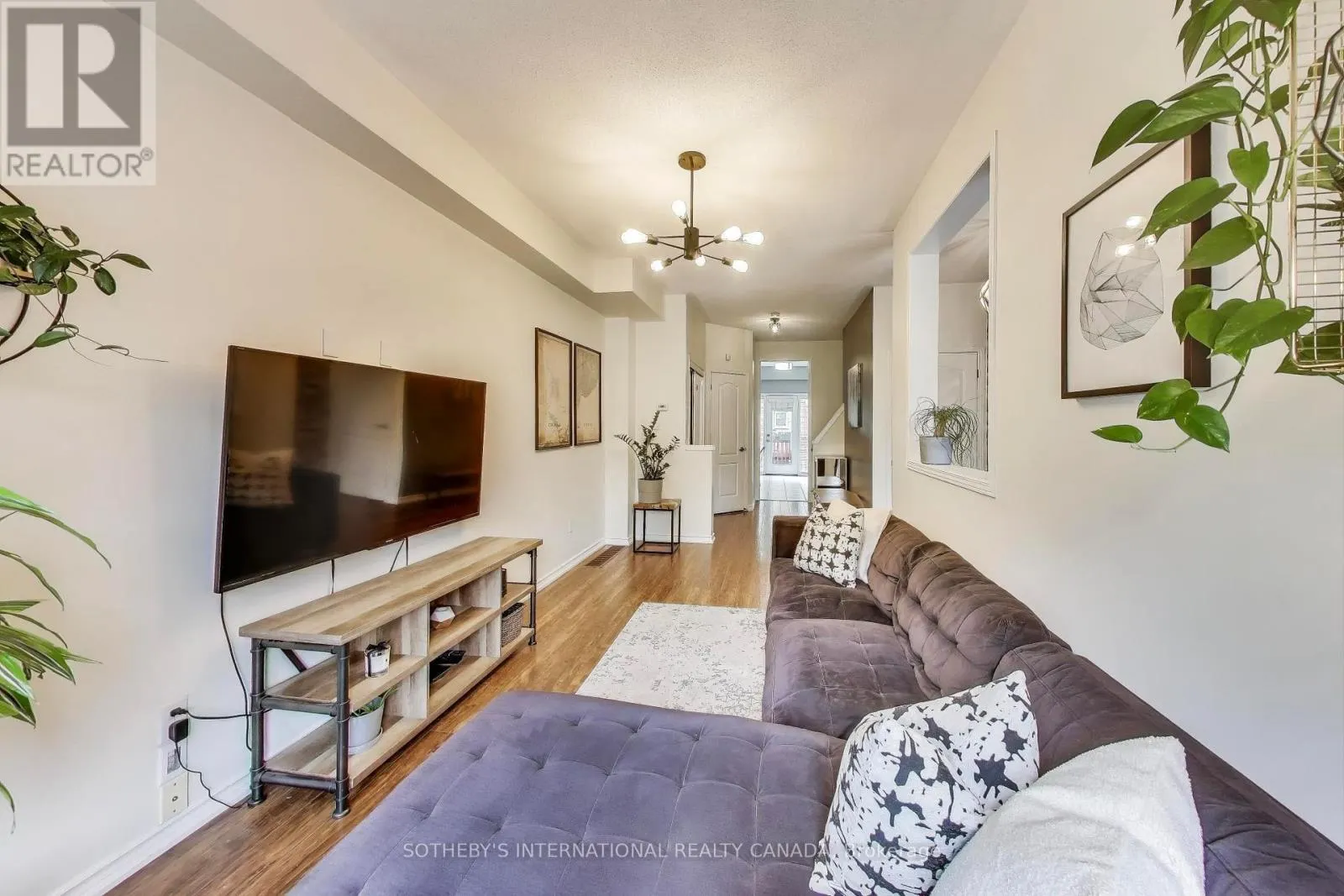 17 - 435 HENSALL CIRCLE