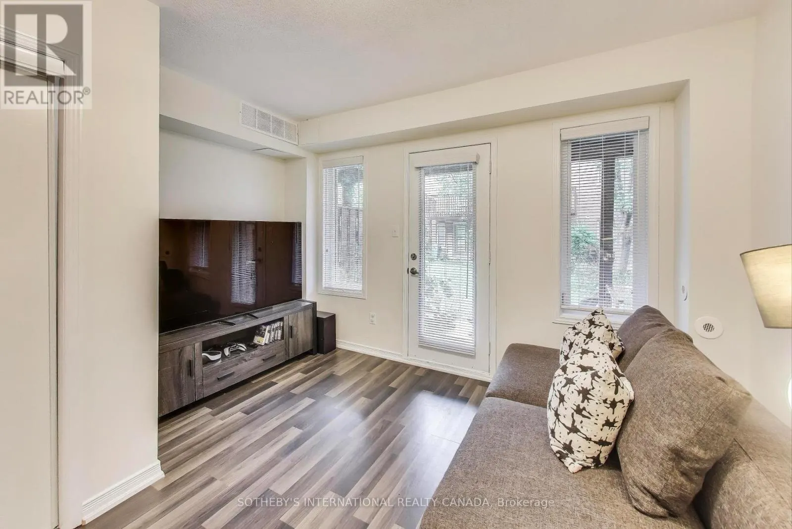 17 - 435 HENSALL CIRCLE