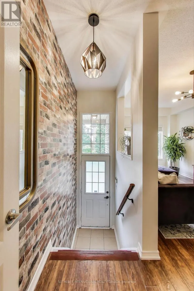 17 - 435 HENSALL CIRCLE