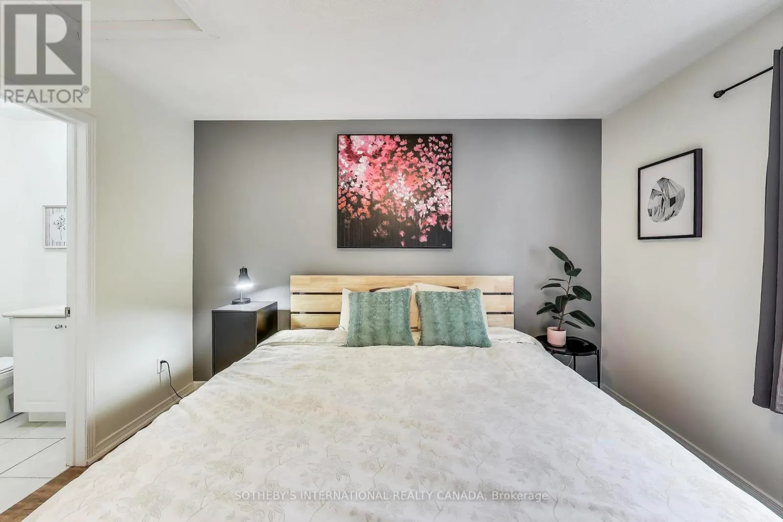 17 - 435 HENSALL CIRCLE