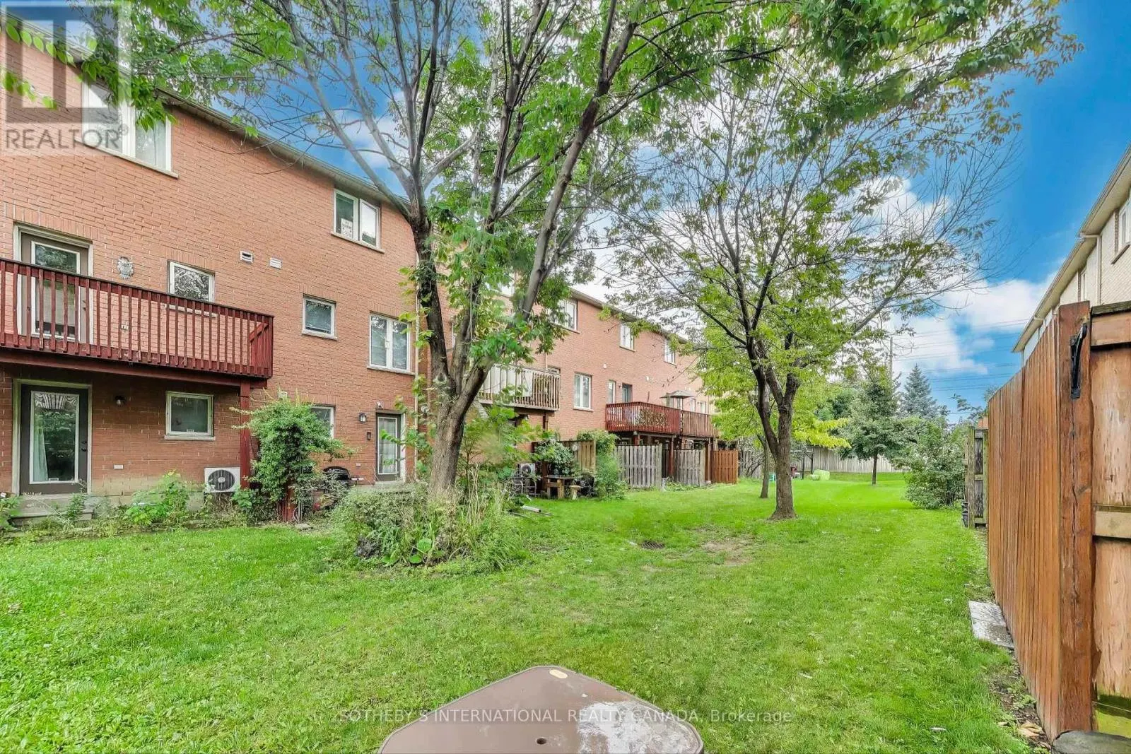 17 - 435 HENSALL CIRCLE