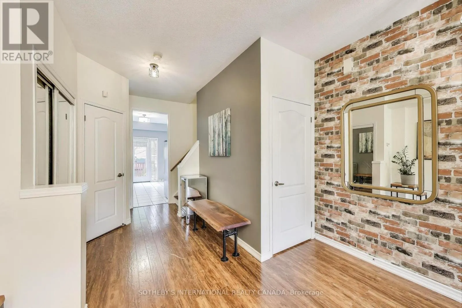 17 - 435 HENSALL CIRCLE