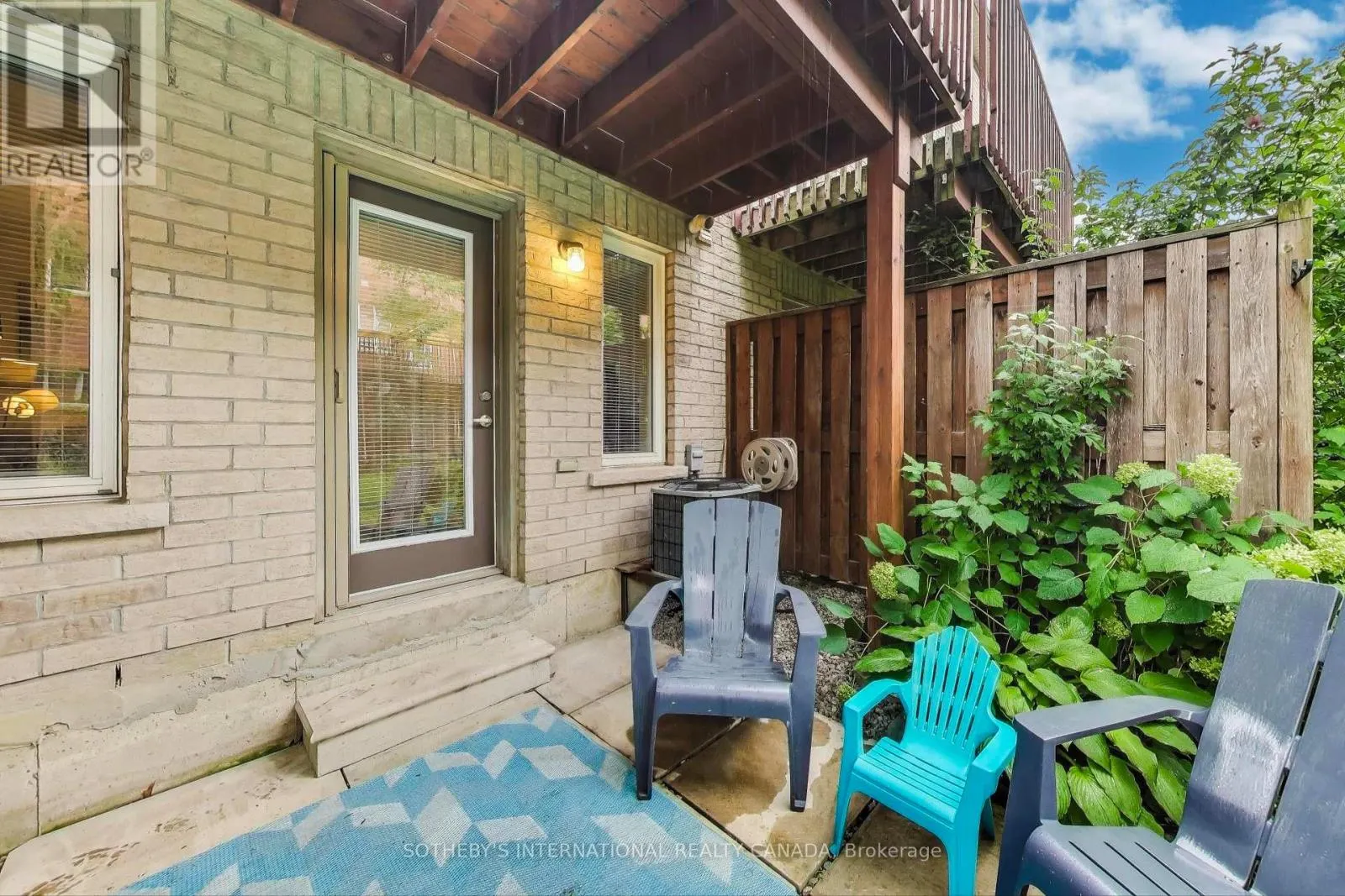 17 - 435 HENSALL CIRCLE