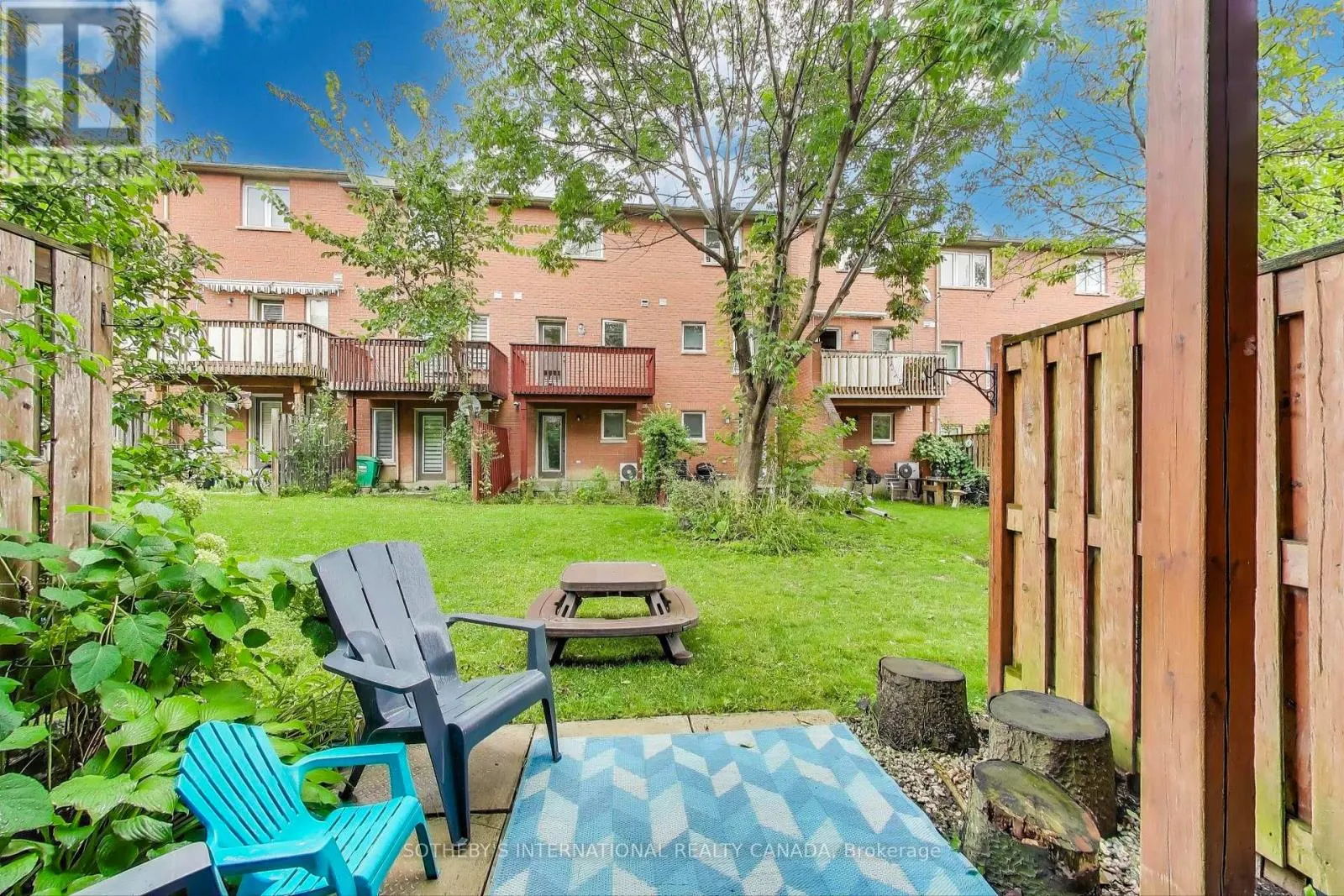 17 - 435 HENSALL CIRCLE