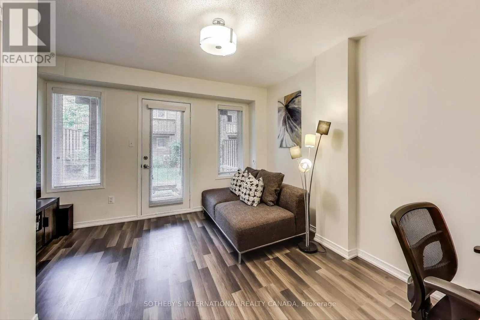 17 - 435 HENSALL CIRCLE