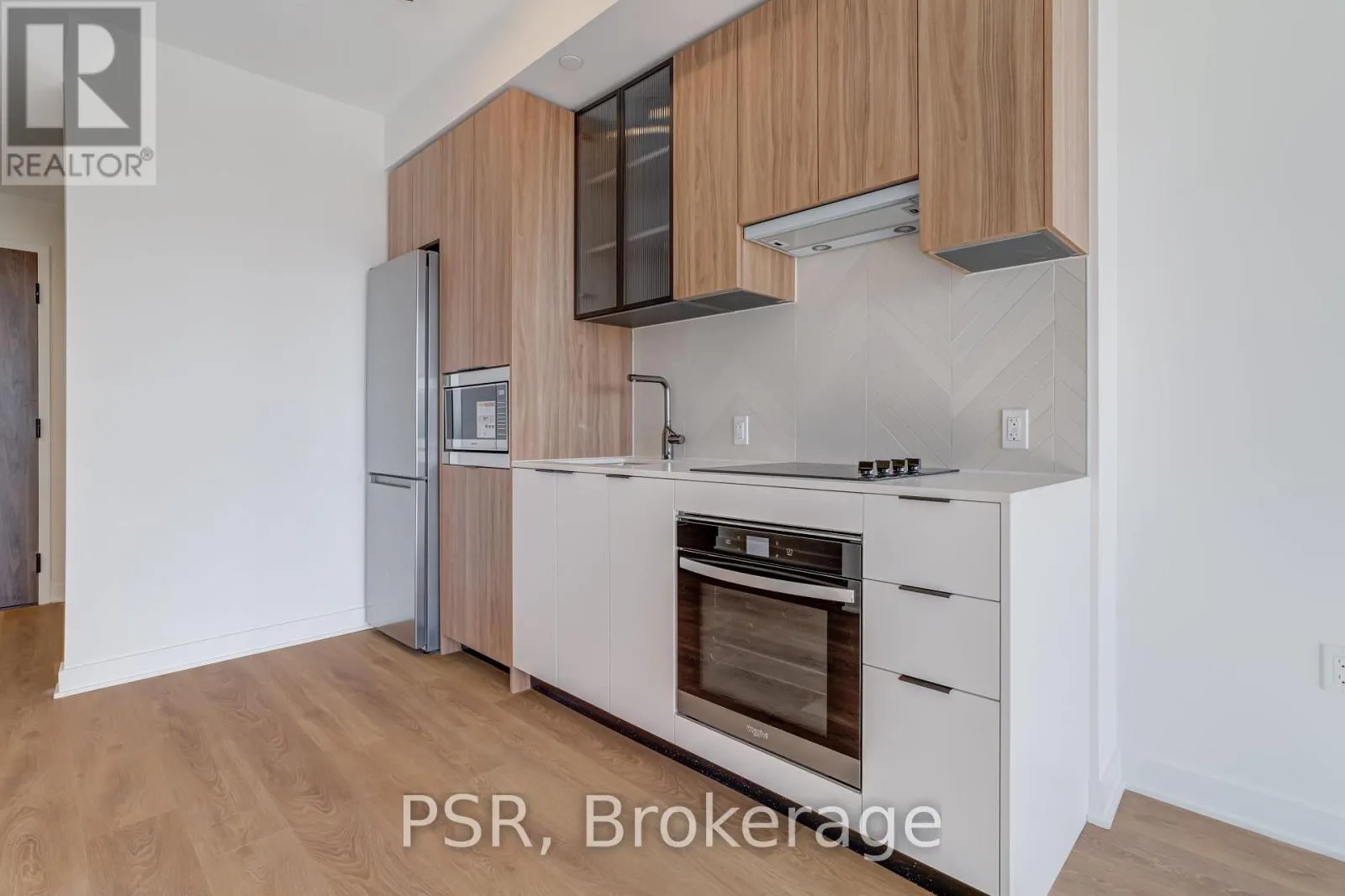 407 - 1037 THE QUEENSWAY