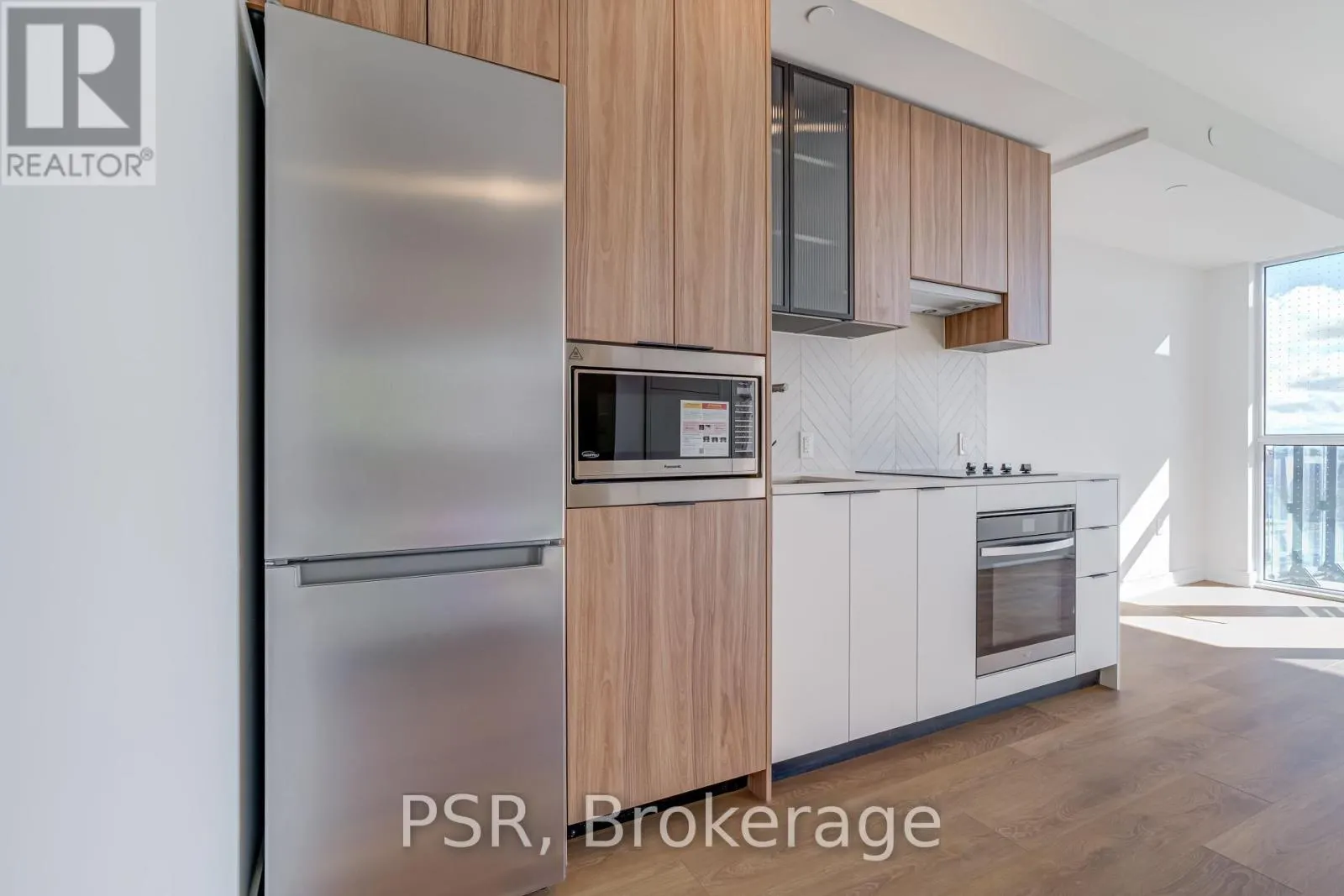 407 - 1037 THE QUEENSWAY