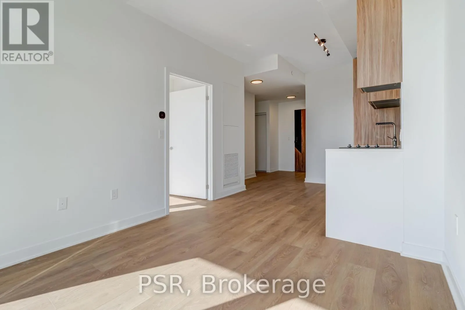 407 - 1037 THE QUEENSWAY