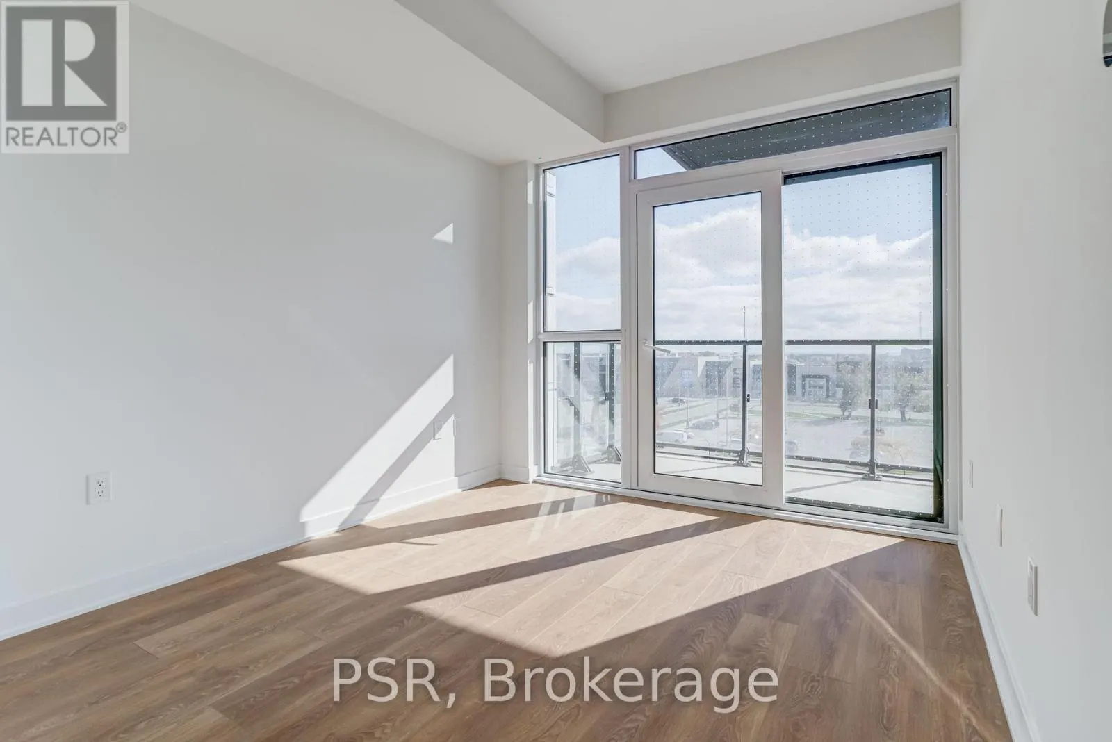 407 - 1037 THE QUEENSWAY