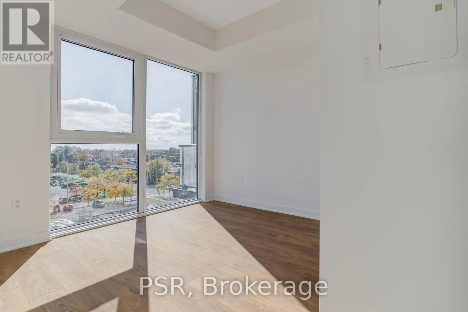 407 - 1037 THE QUEENSWAY