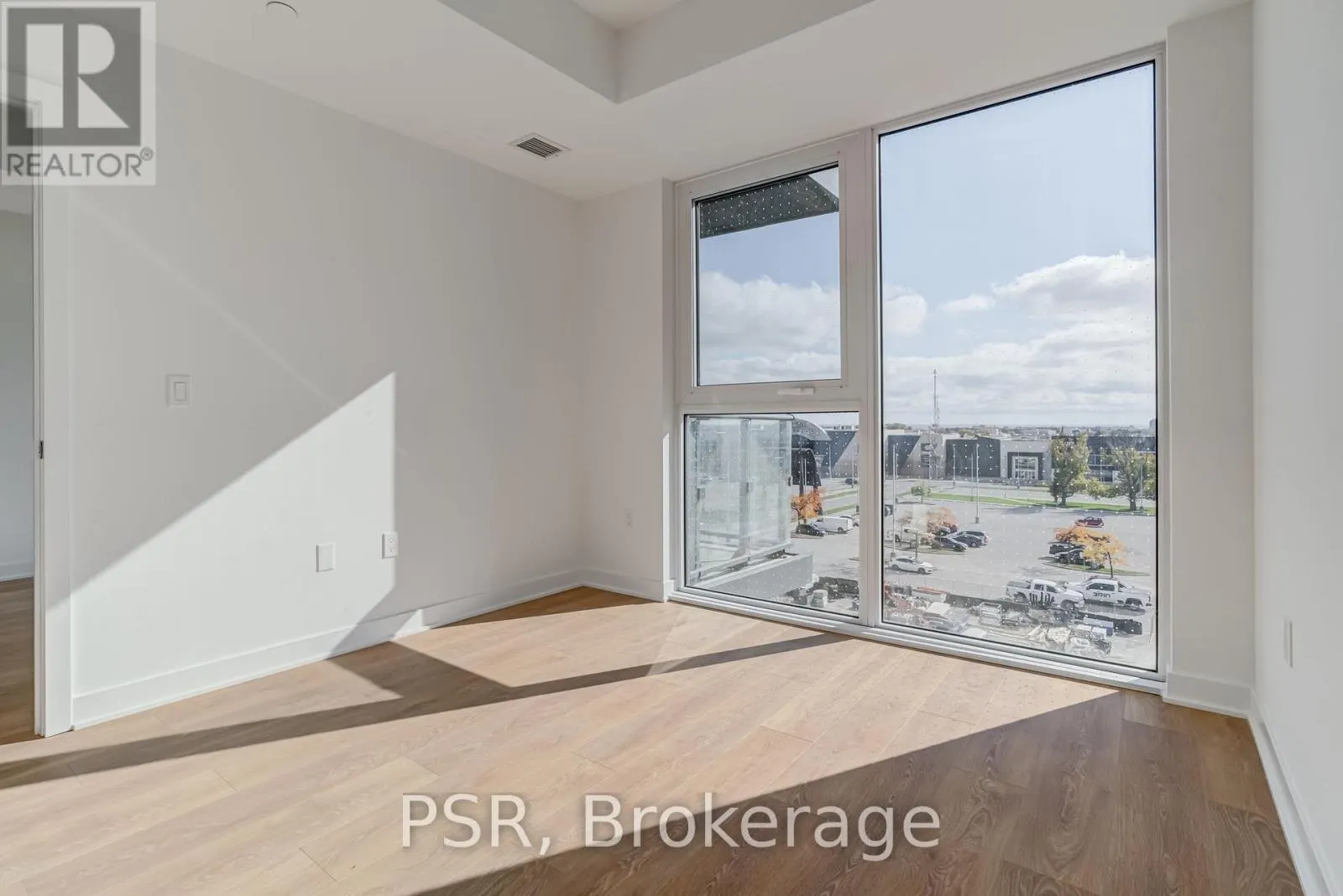 407 - 1037 THE QUEENSWAY