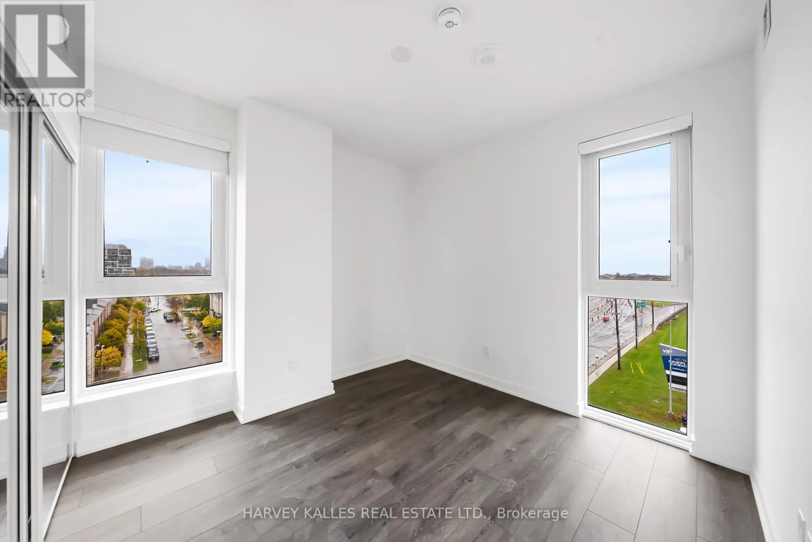 514 - 1007 THE QUEENSWAY