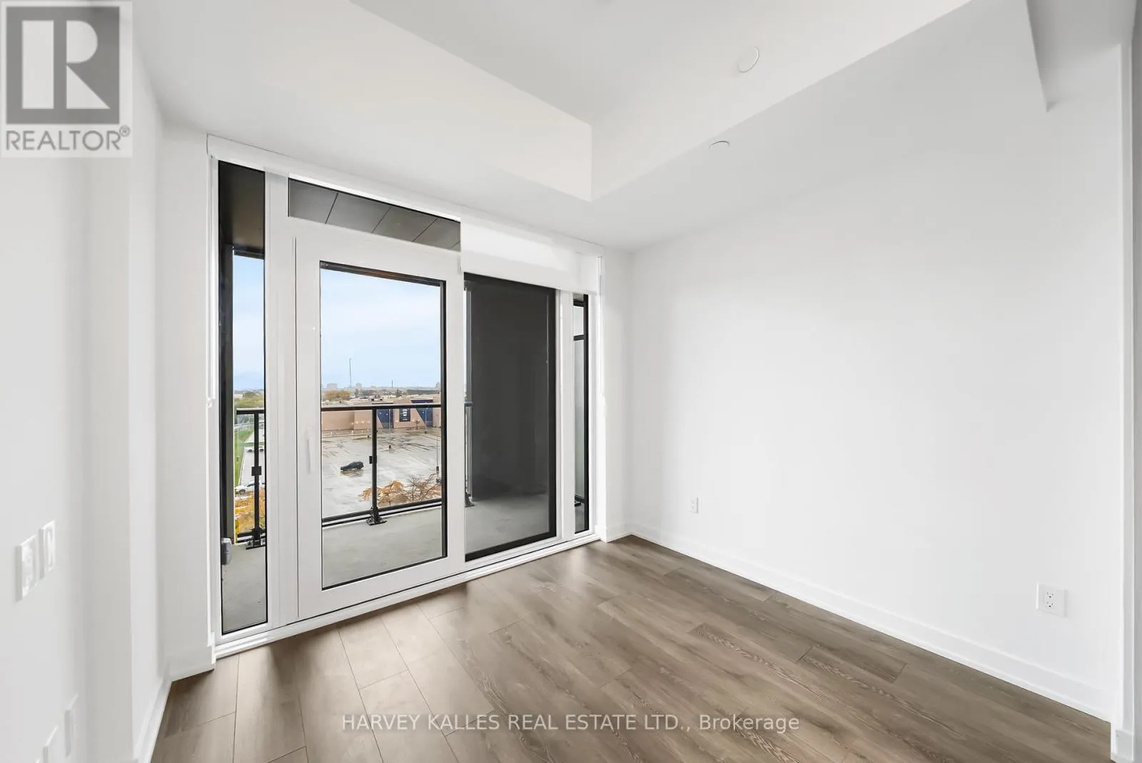 514 - 1007 THE QUEENSWAY