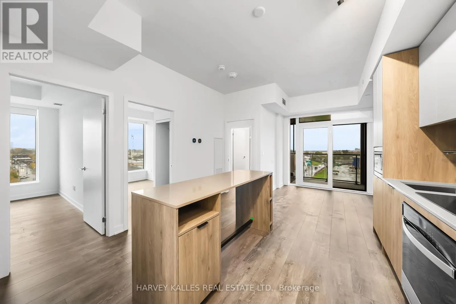 514 - 1007 THE QUEENSWAY