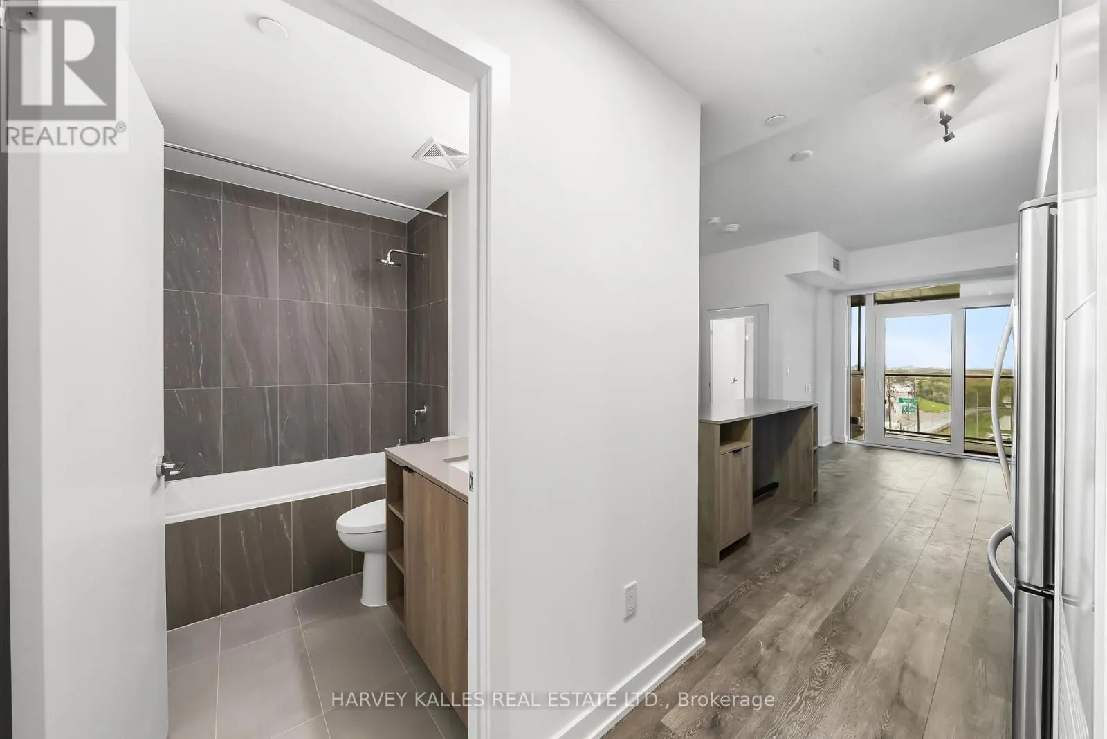 514 - 1007 THE QUEENSWAY