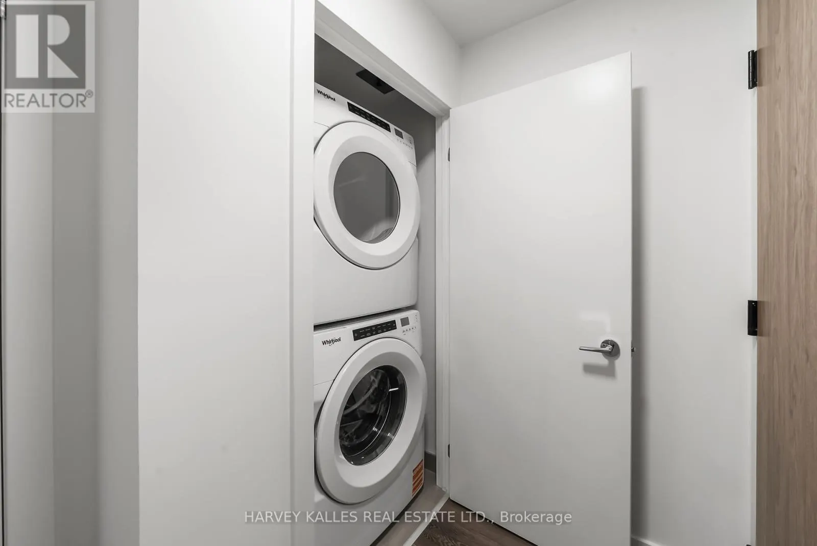 514 - 1007 THE QUEENSWAY