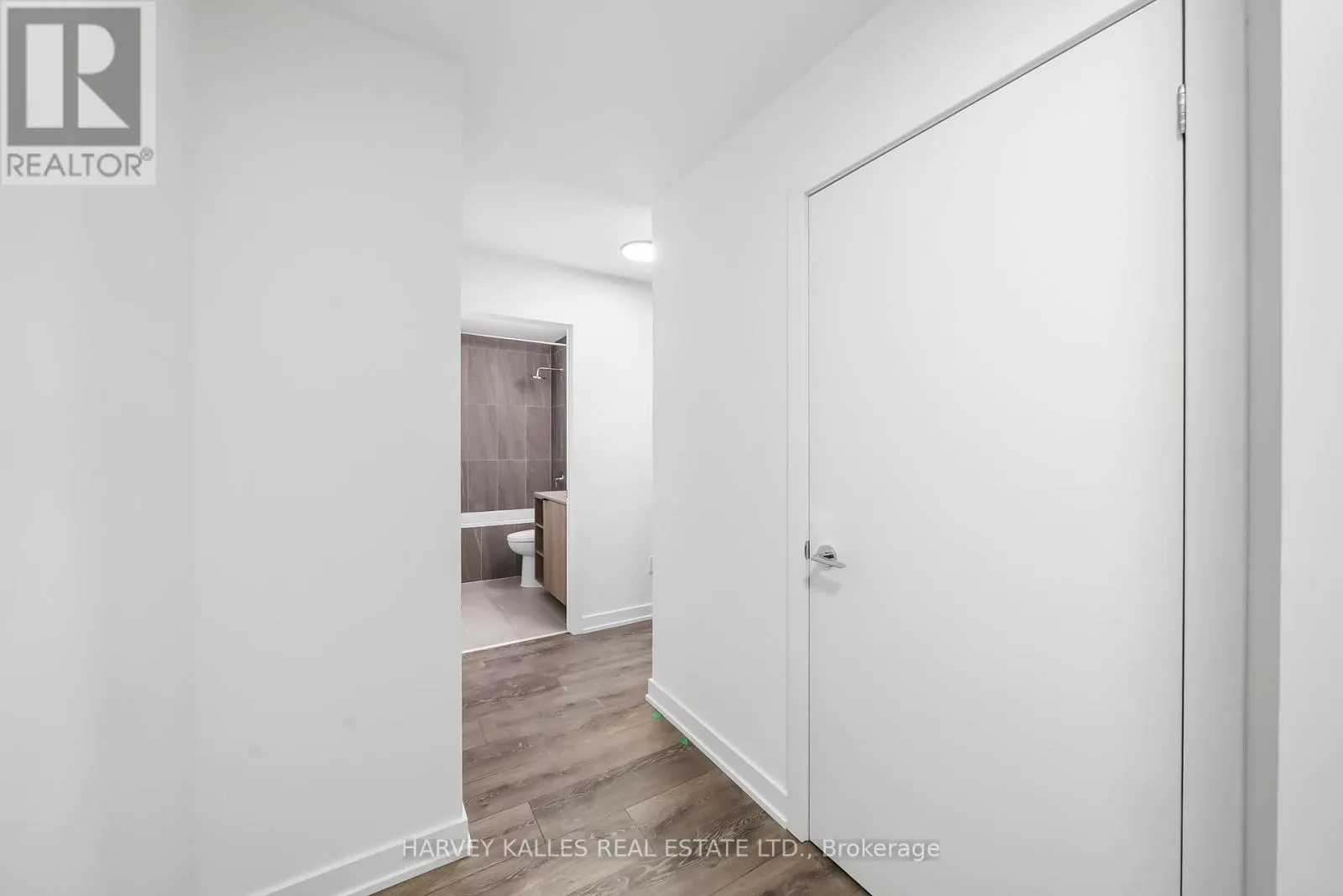 514 - 1007 THE QUEENSWAY