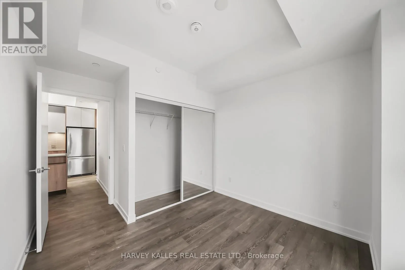 514 - 1007 THE QUEENSWAY