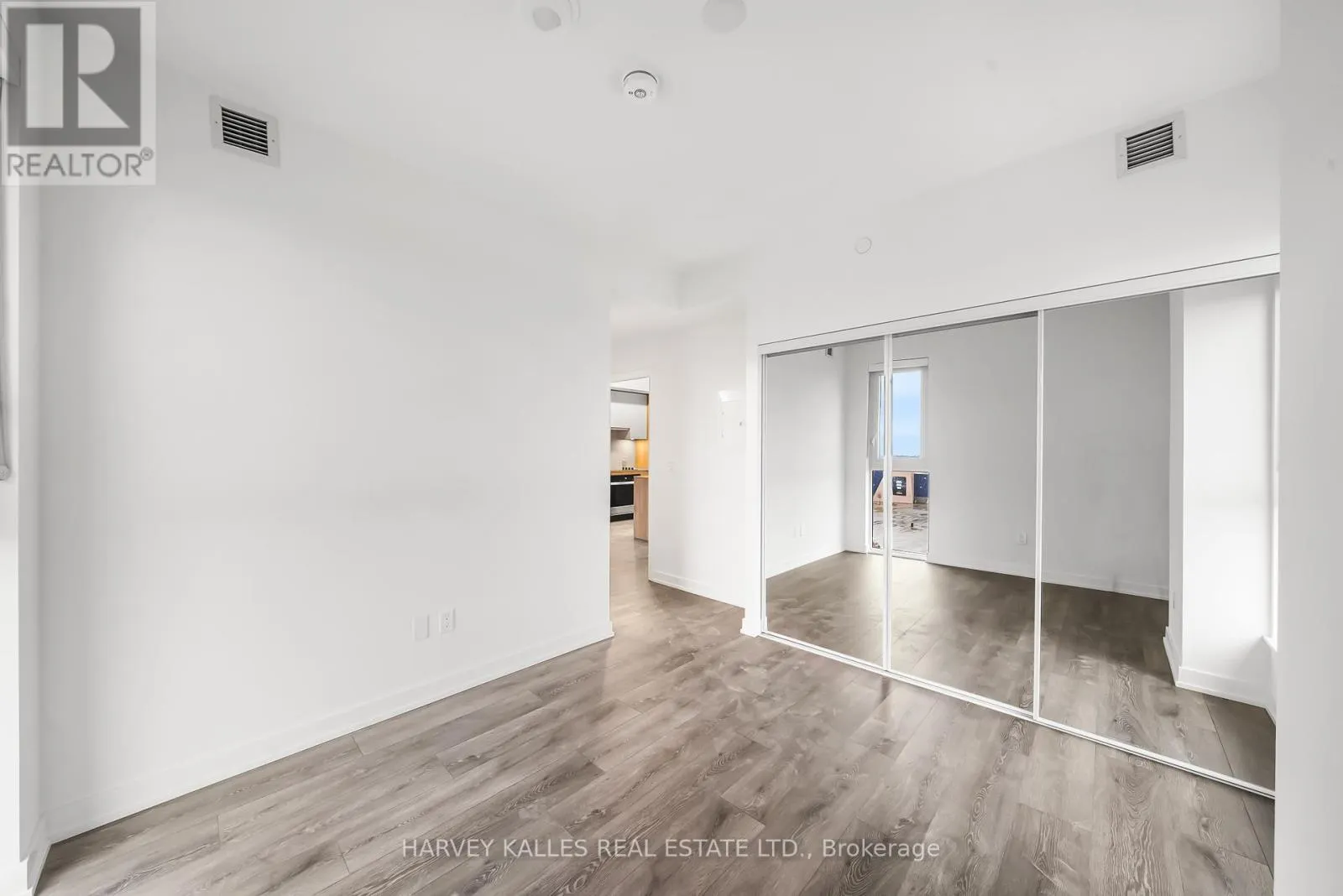 514 - 1007 THE QUEENSWAY