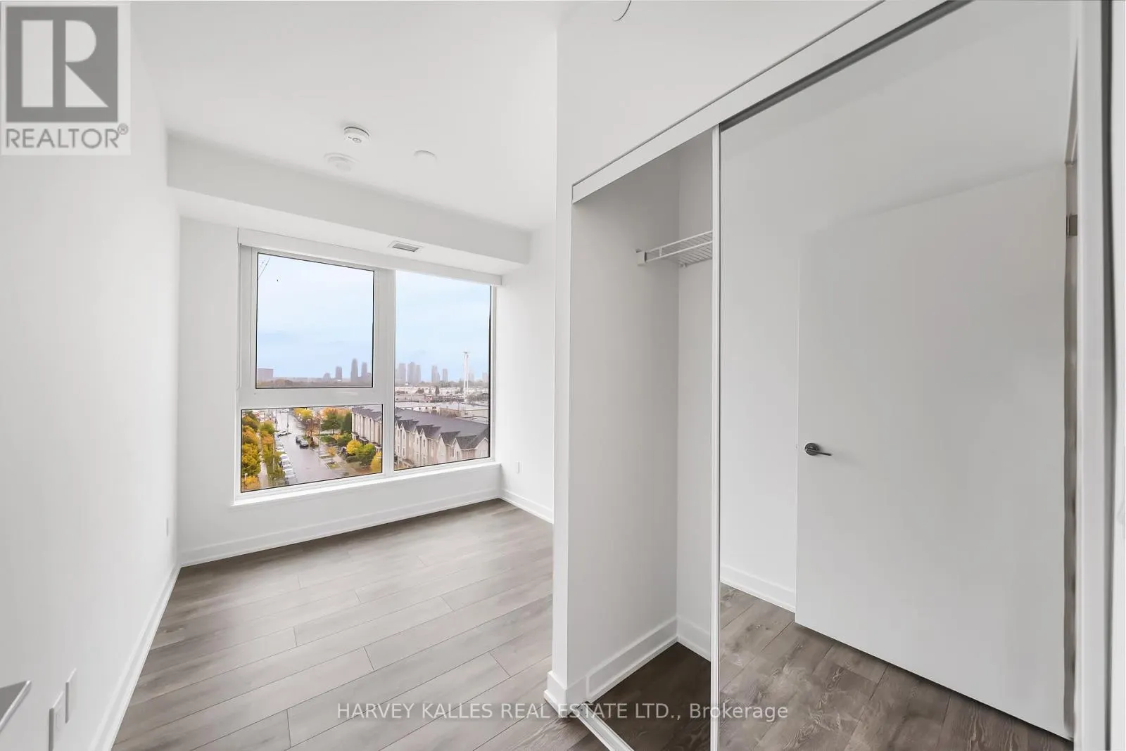 514 - 1007 THE QUEENSWAY