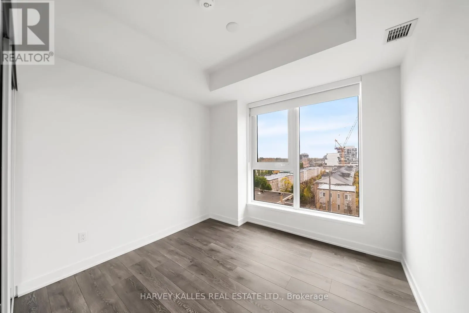 514 - 1007 THE QUEENSWAY