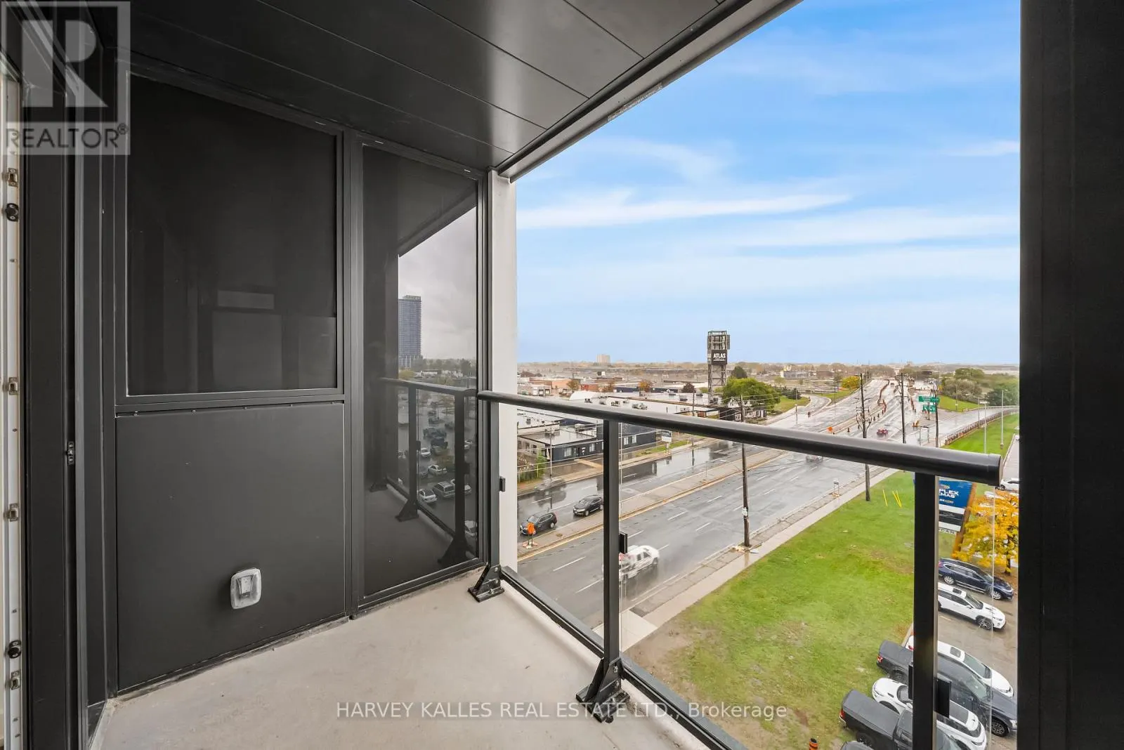 514 - 1007 THE QUEENSWAY