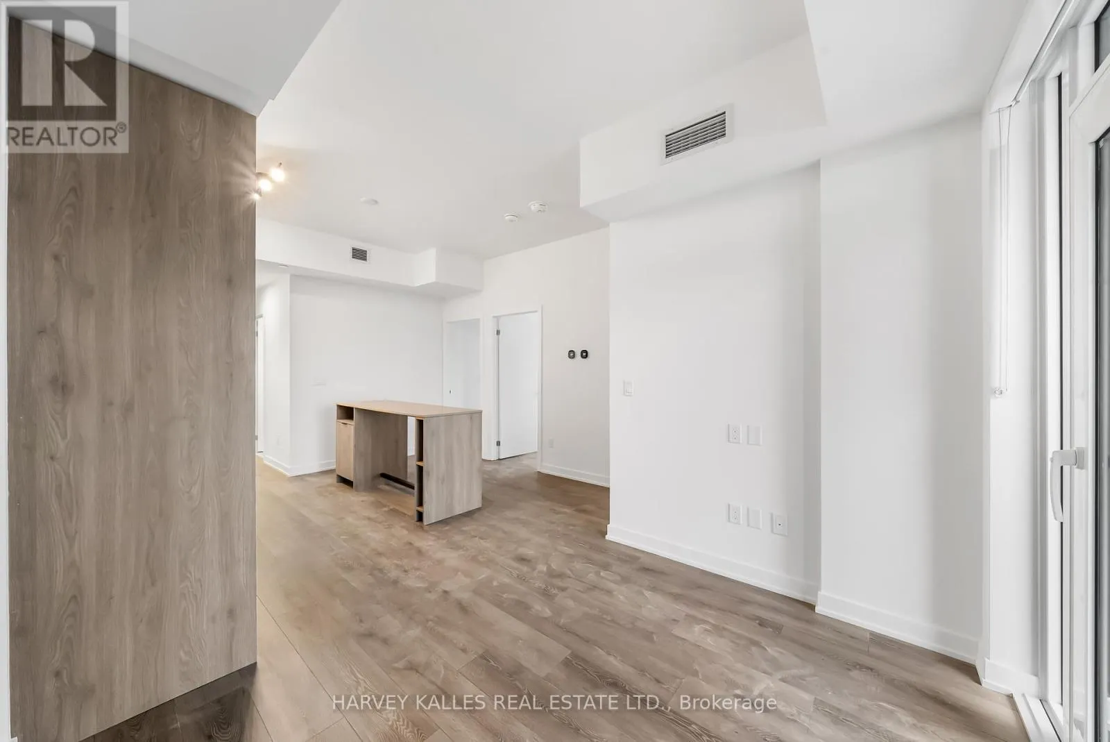 514 - 1007 THE QUEENSWAY