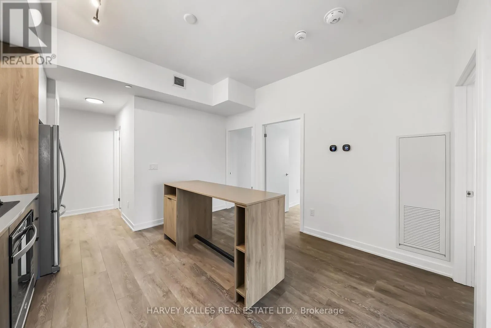 514 - 1007 THE QUEENSWAY