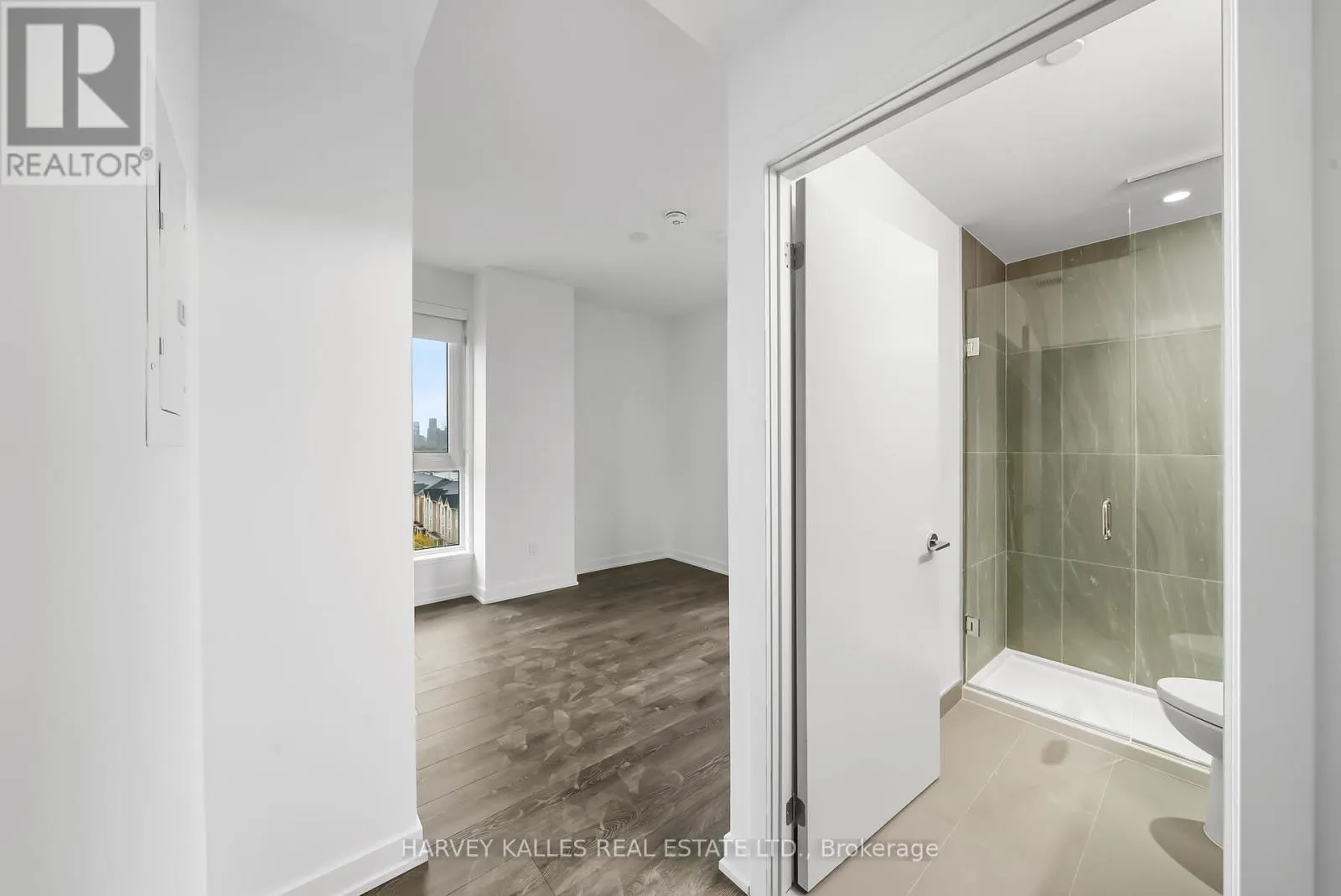 514 - 1007 THE QUEENSWAY