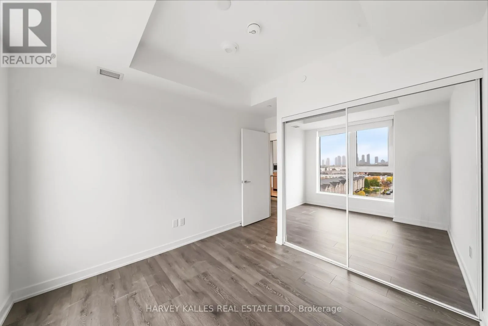 514 - 1007 THE QUEENSWAY