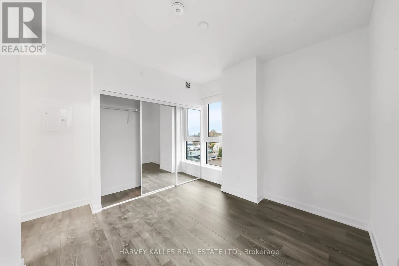 514 - 1007 THE QUEENSWAY