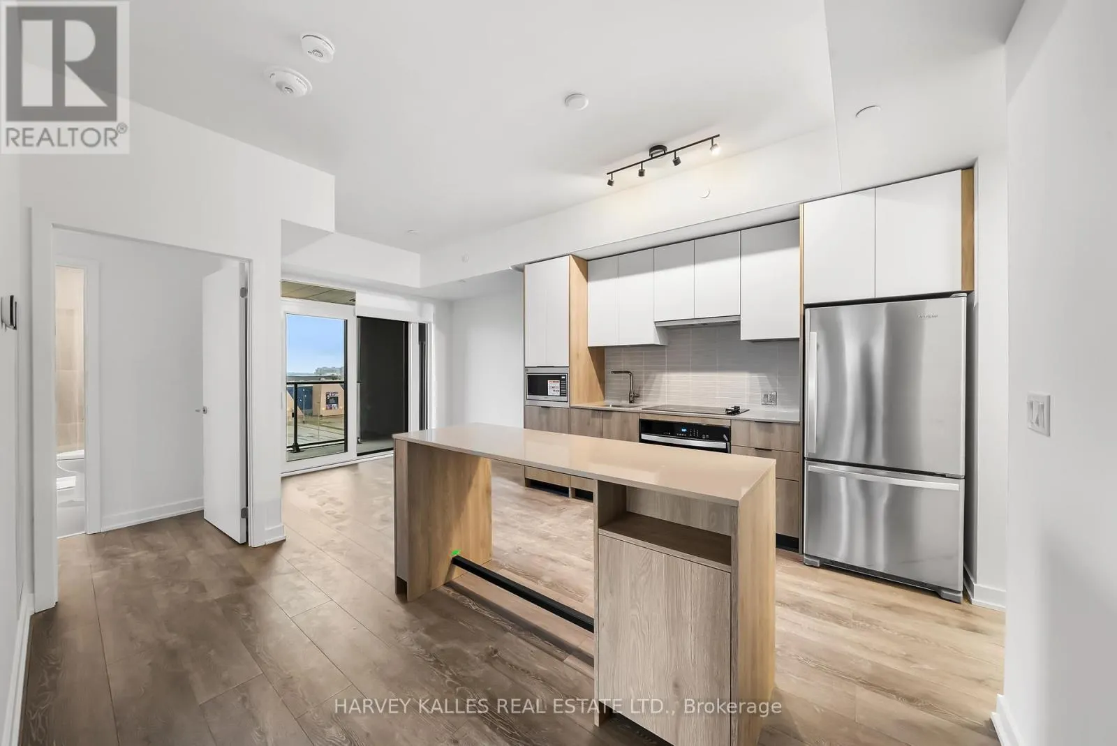 514 - 1007 THE QUEENSWAY